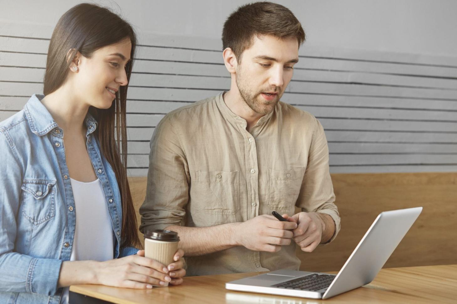 Analyse de documents financiers lors d'un atelier pratique