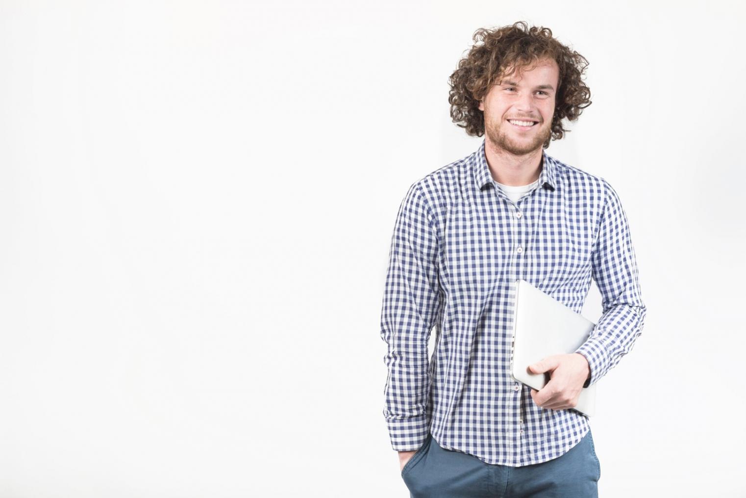 Analyse de données financières sur écrans multiples montrant graphiques et tableaux statistiques